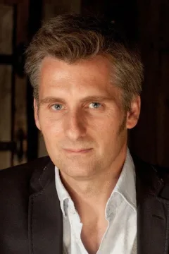 Simon Crawford Collins — фото